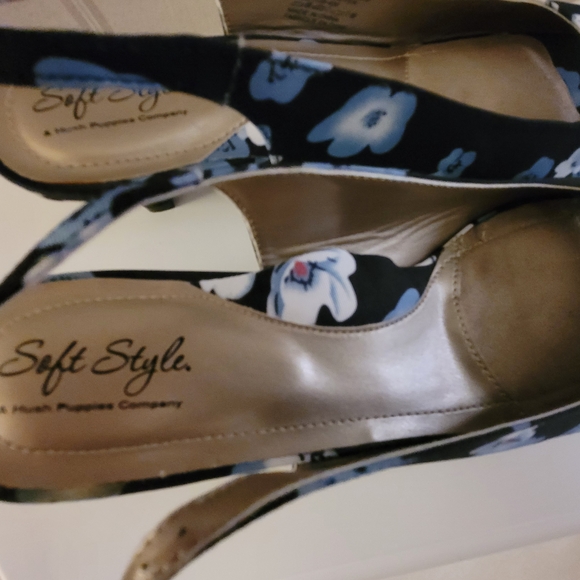 Soft Style Black and‎ Blue Heels with Sleek Design - Picture 3 of 4